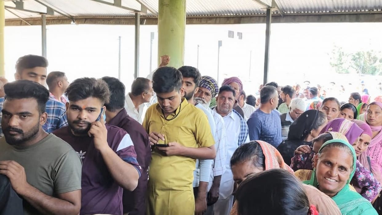 himachal news: farmers waiting in queue for hours for wheat seed