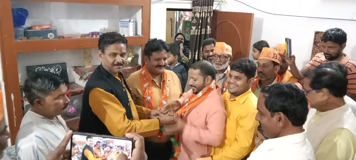 Prayagraj many Muslim families took membership of BJP
