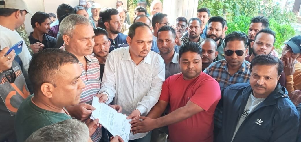 Tourist traders protest in Corbett office