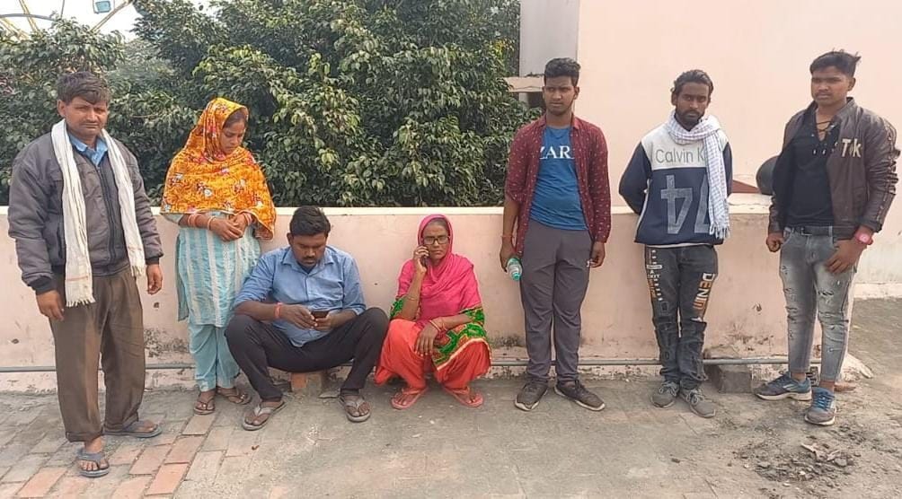 Two killed, 4 injured in auto-bike collision