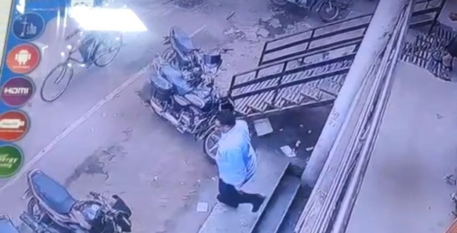 Tappebaj looted one lakh jewellry from shopkeeper, clicked in cctv