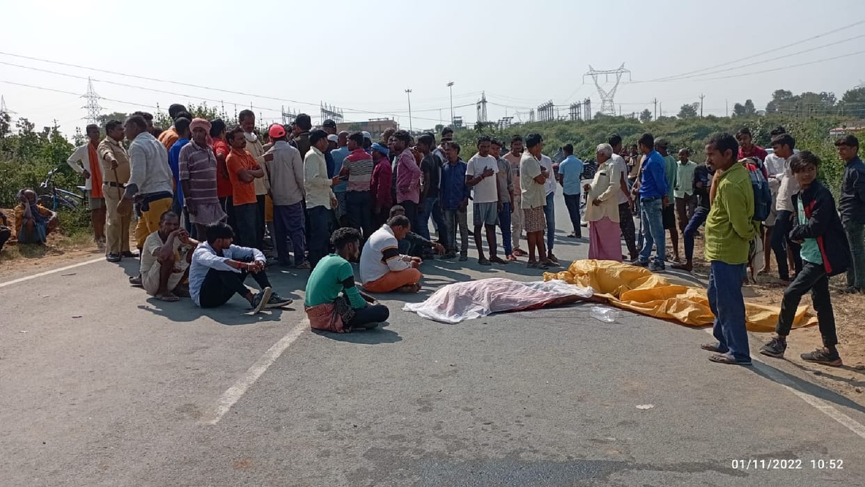 bike rider death in road accident, people jammed ambikapur-banaras road