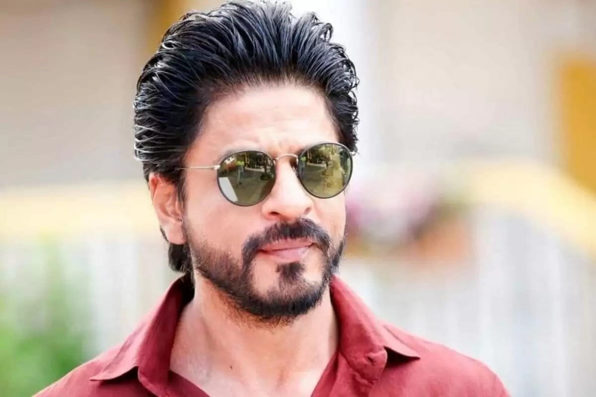 Shahrukh Khan Before his birthday actors expensive Mercedes Benz car towed from mumbai street video gets viral