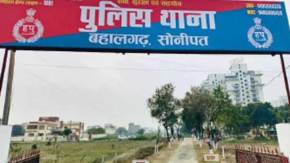 Sonipat: Canter looted by holding knife on driver neck on National Highway-44