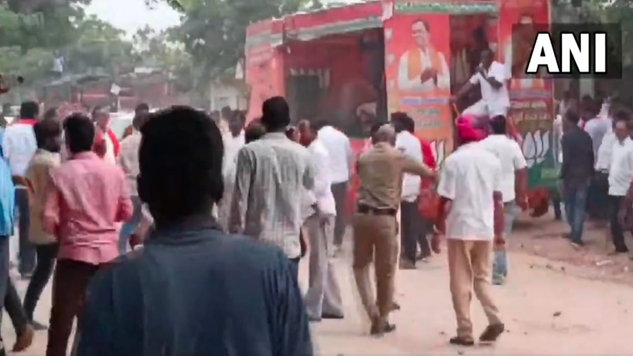 Munugode by election campaign clash broke out allegedly between TRS and BJP workers