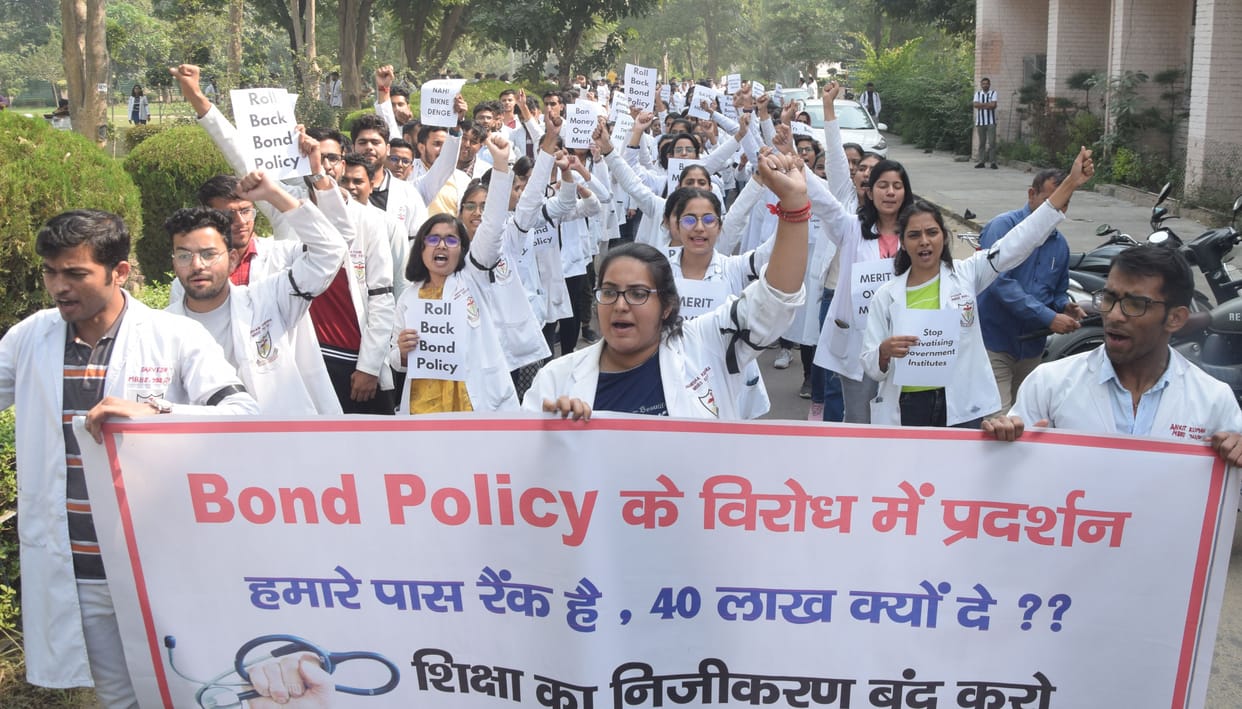 MBBS students took to the road in protest against the bond policy, the slogan of Gunja We Want Justice