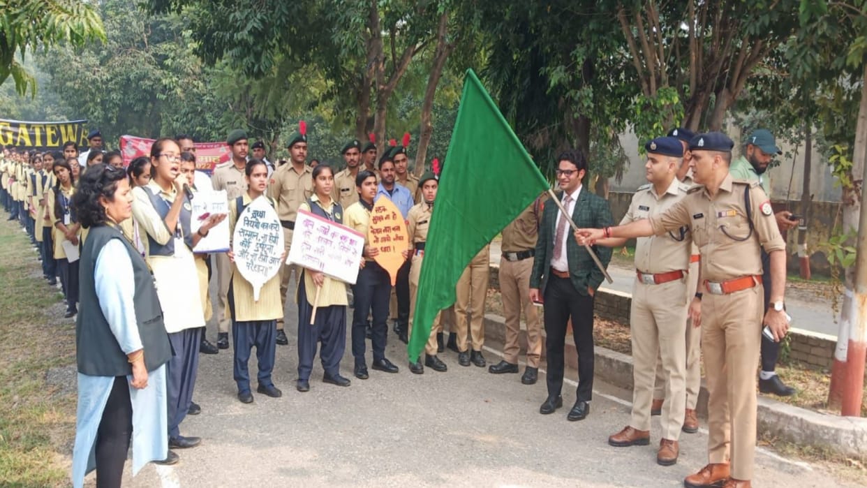 Baghpat: Students of Gateway International School made aware of traffic rules
