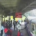 चलती ट्रेन से गिरी महिला...