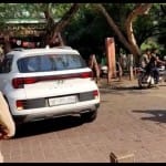 पुलिसकर्मियों ने कार को रुकवाया