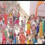 परिक्रमा मार्ग पर श्रद्धालु