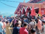 नेपाल के त्रिपुरा सुंदरी मेला परिसर में श्रद्धालुओं की भीड़। संवाद