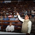 Prayagraj News :  इलाहाबाद विवि के भौतिक विज्ञान में आयोजित सेमिनार में बोलते डॉ. मूर्ति रैमिल्ला।