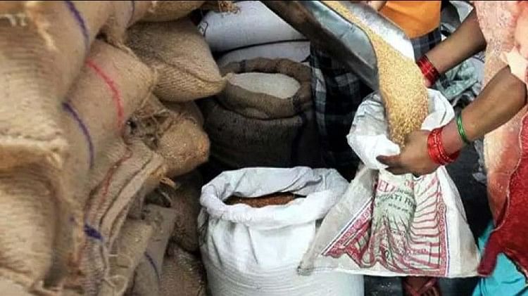 एसबीआई की रिपोर्ट: मुफ्त राशन वितरण से पिछड़े राज्यों में आय असमानता घटी, गरीबों को हुआ फायदा सांकेतिक तस्वीर