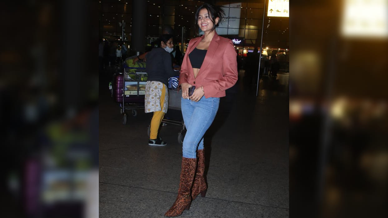 Anajli Arora spotted at Mumbai airport with no makeup look to celebrate her birthday tomorrow