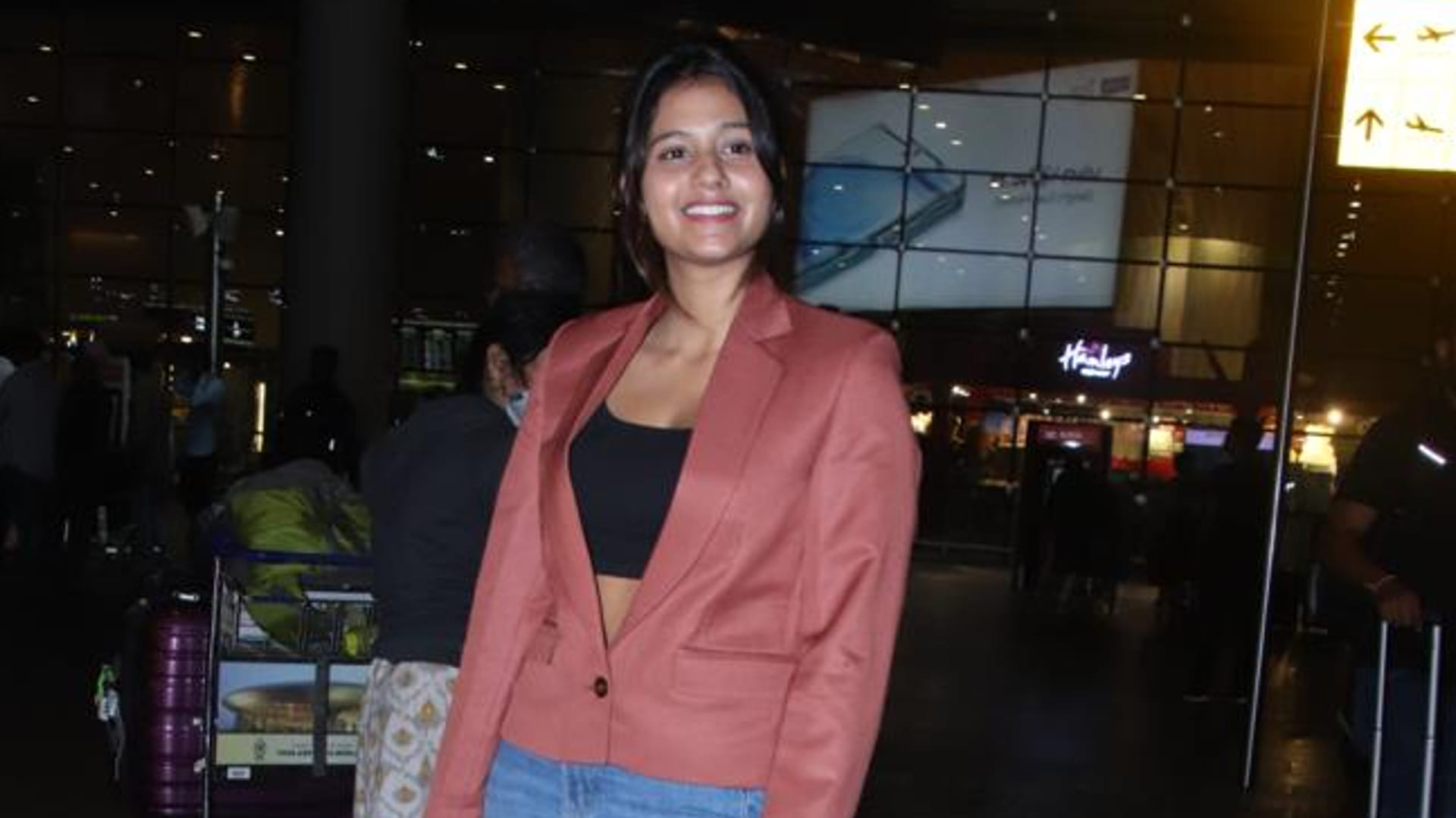 Anajli Arora spotted at Mumbai airport with no makeup look to celebrate her birthday tomorrow