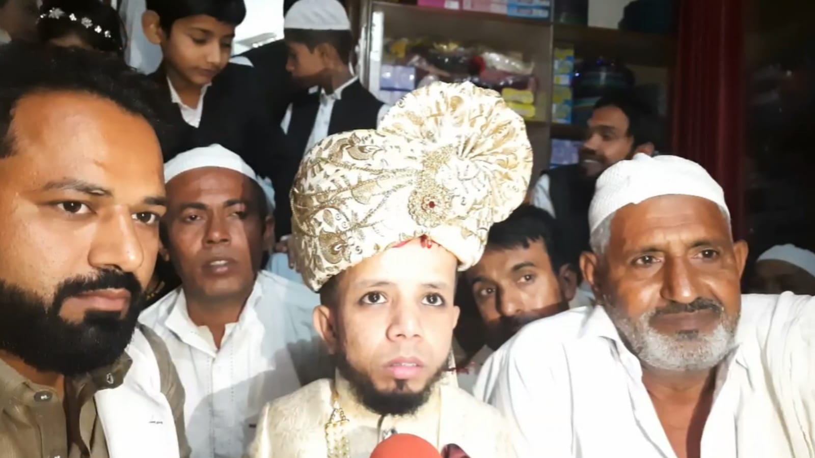 Two and a half feet Azim Mansoori got married in shamli, see pictures