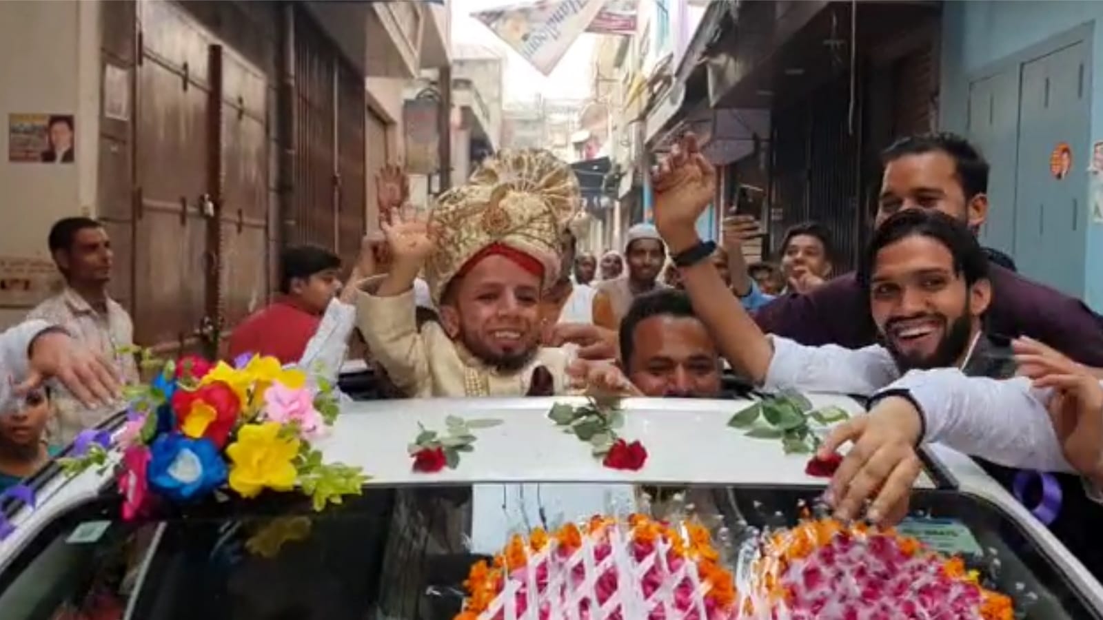 Two and a half feet Azim Mansoori got married in shamli, see pictures