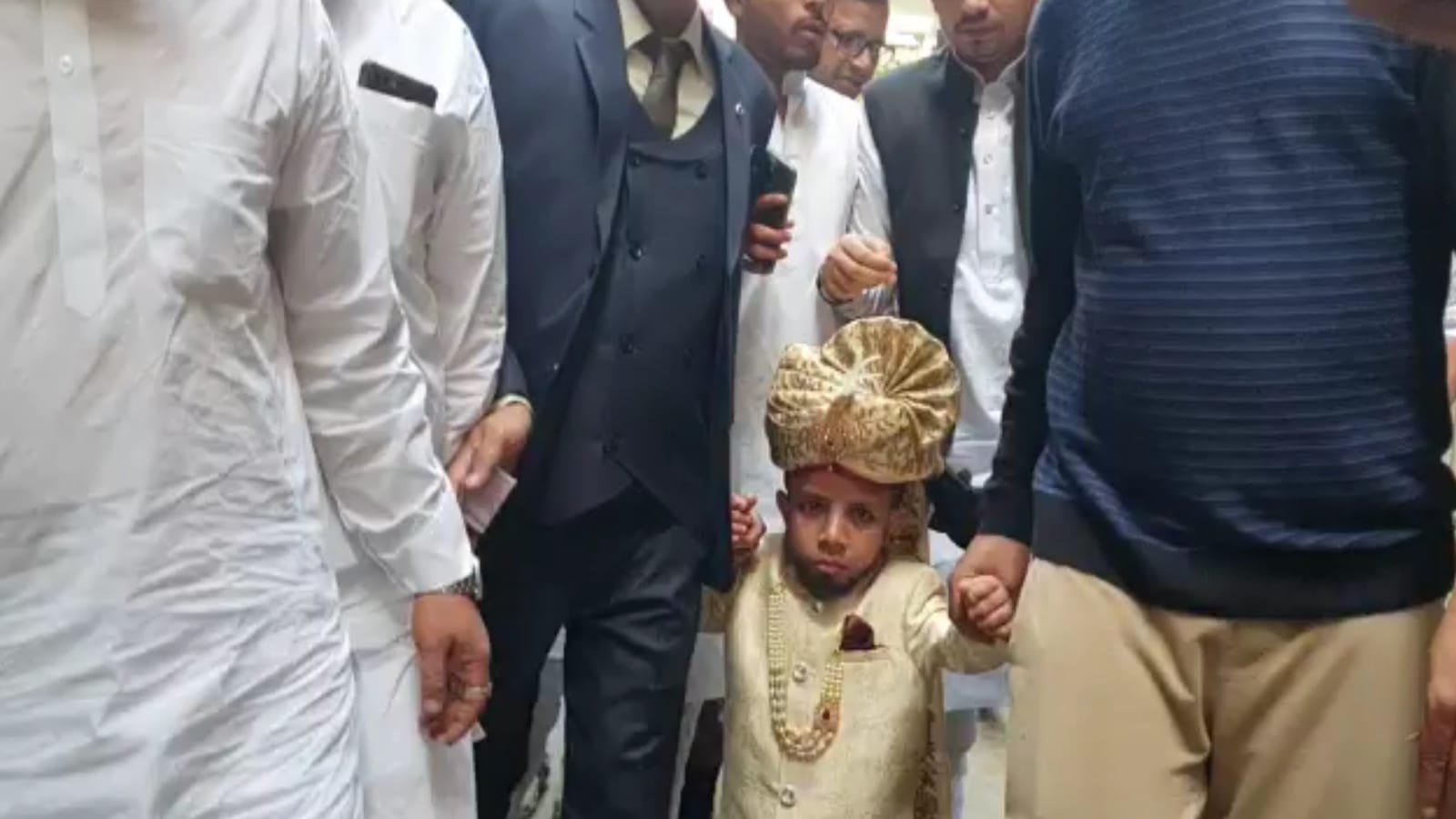 Two and a half feet Azim Mansoori got married in shamli, see pictures