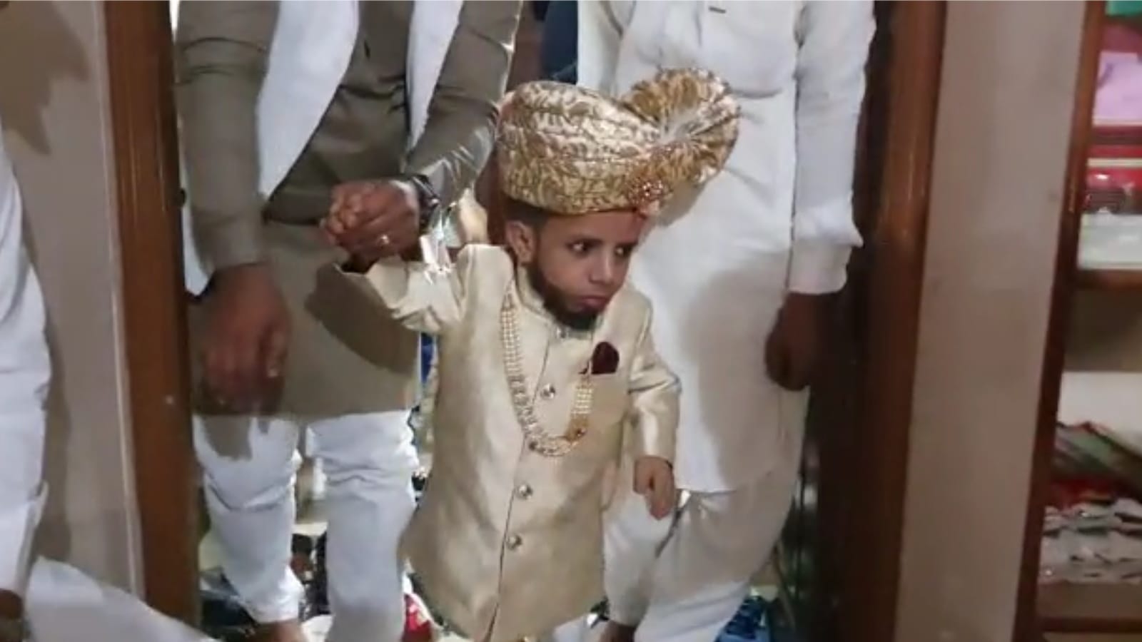 Two and a half feet Azim Mansoori got married in shamli, see pictures