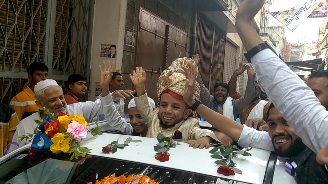 Two and a half feet Azim Mansoori got married in shamli, see pictures