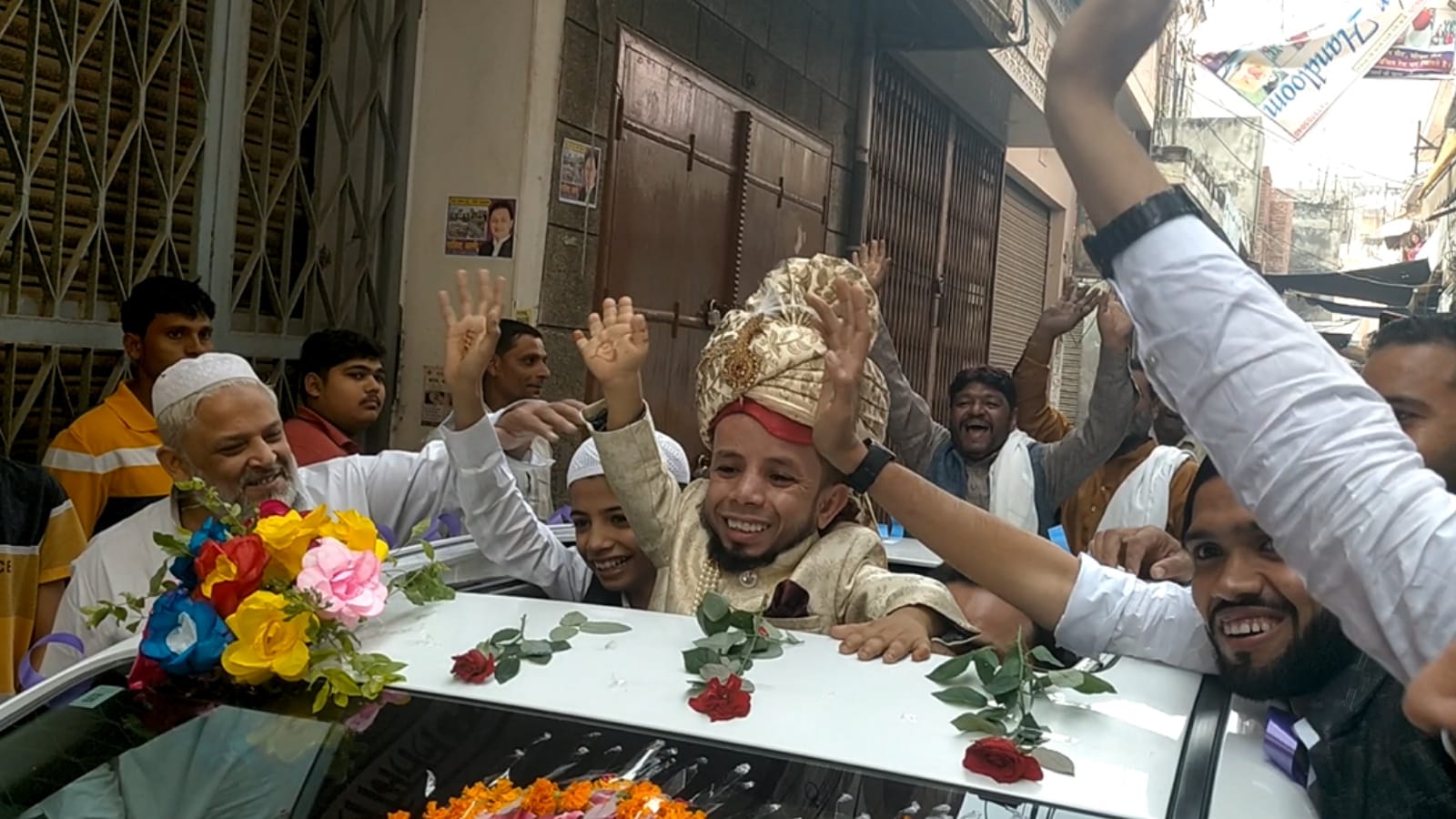 Two and a half feet Azim Mansoori got married  with Three feet Bushra in Hapur