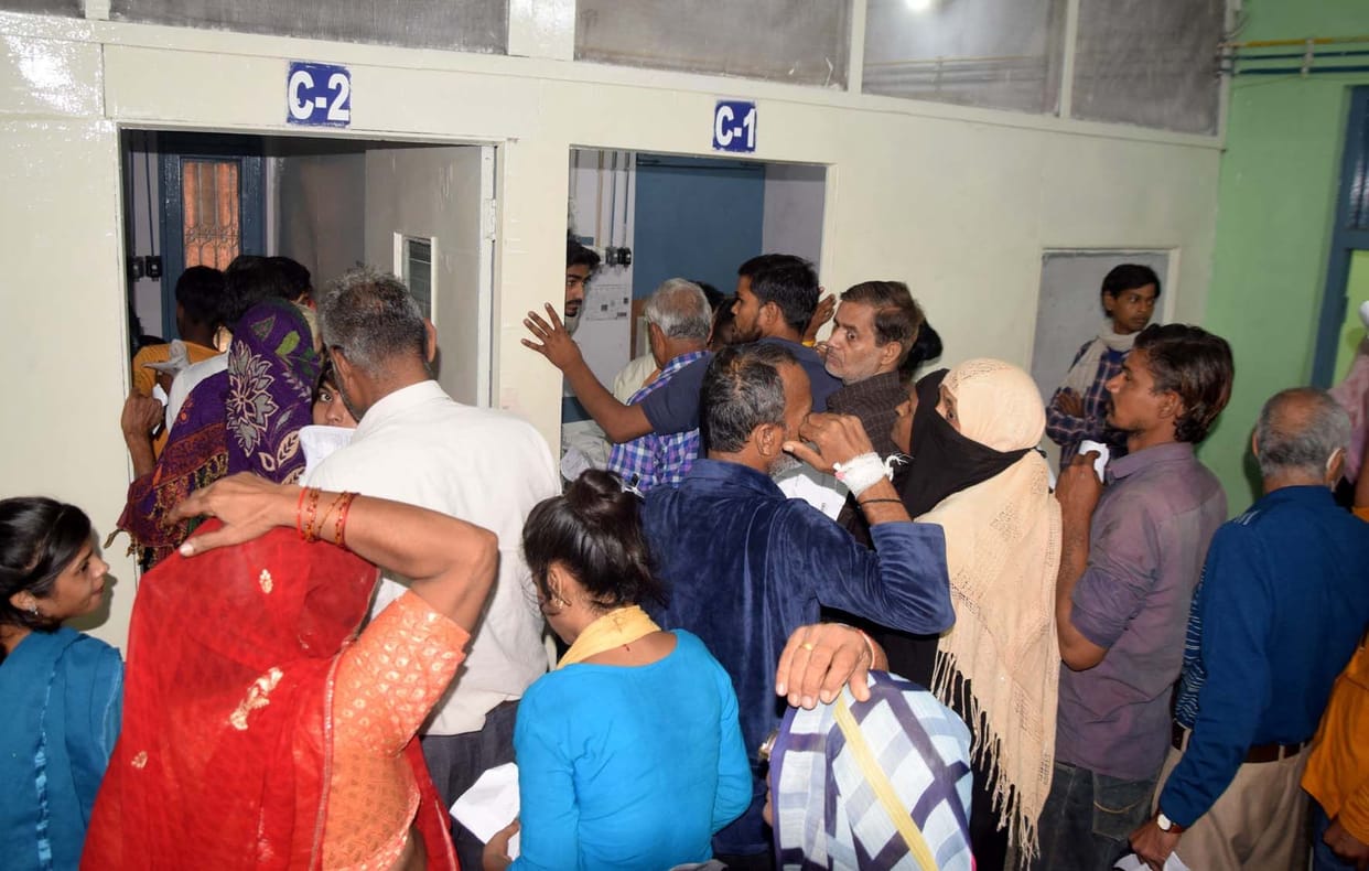 Aligarh: Patients queue up in hospital, sick fainting waiting