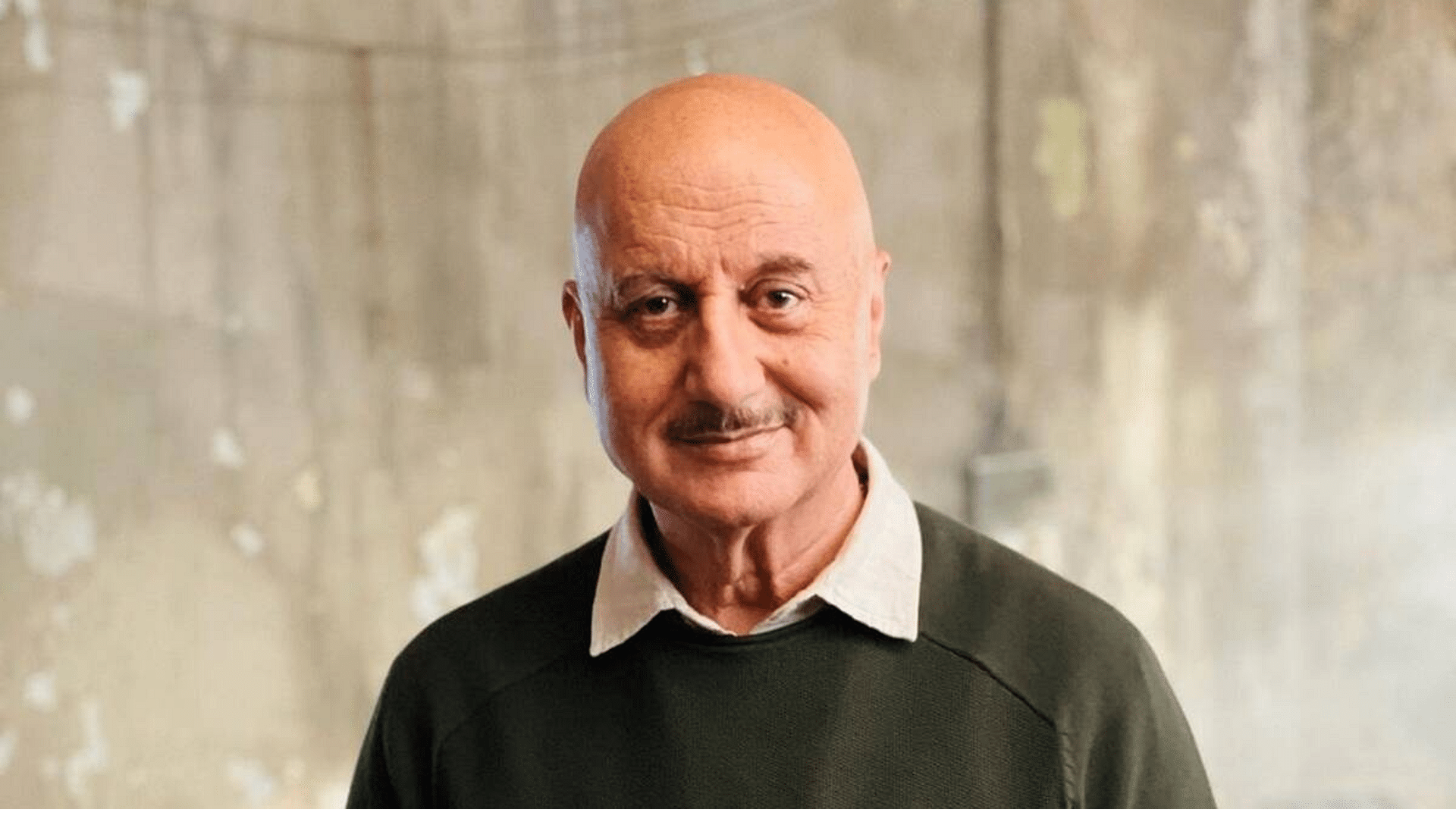 Anupam Kher plie le comme Beckham