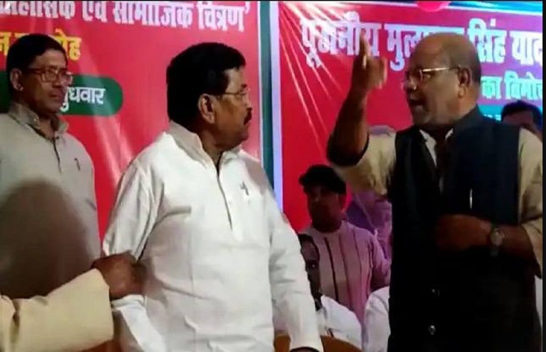 Heated deabte among two Samajwadi party leaders for chair in ballia program of Mulayam Singh Yadav