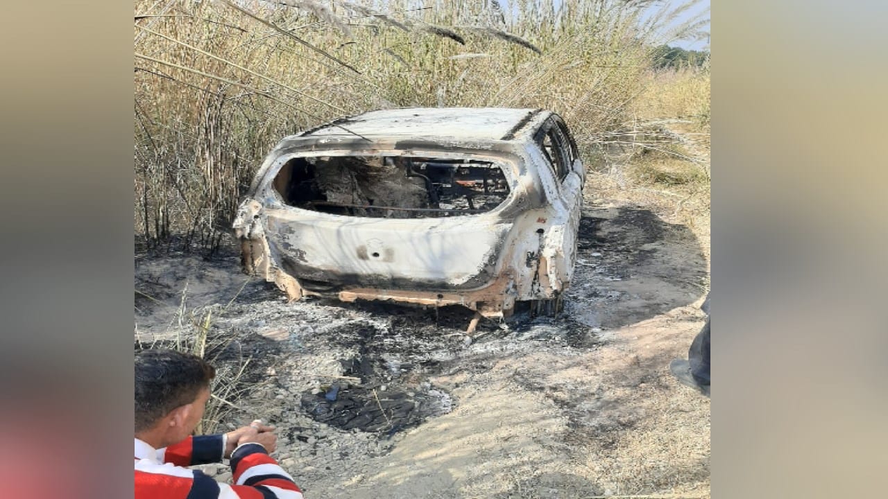Hamirpur:हमीरपुर के बैरी गांव में जली कार में शव बरामद, नहीं हो सकी ...