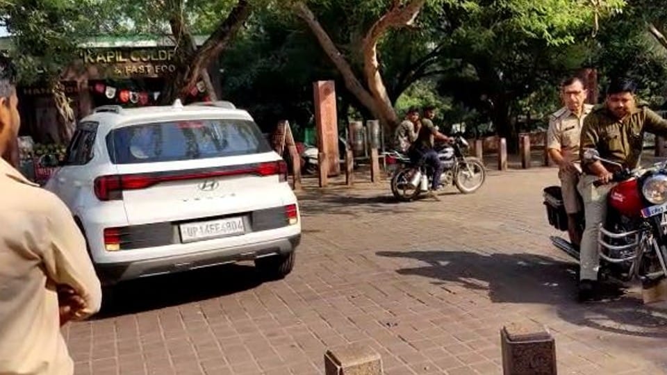 car reached the East Gate breaking the security cordon of the Yellow Zone of the Taj Mahal