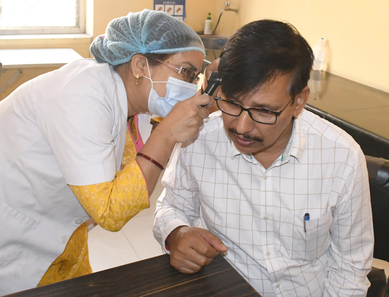 hospital,CMO,doctor,entangled,ear