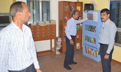 फोटो-21- जिला पुस्तकालय का निरीक्षण करते जिलाधिकारी एमपी सिंह