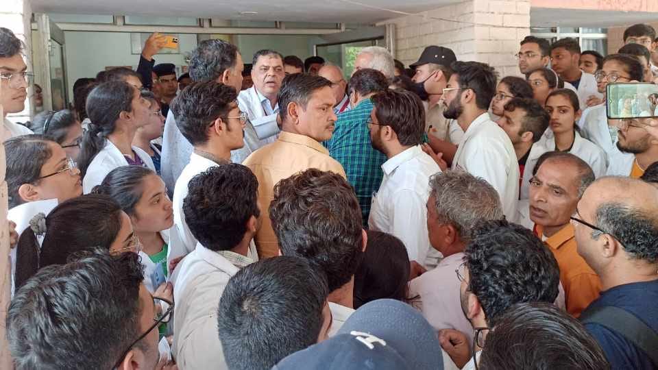 MBBS students Protest against bond policy for admission in MBBS in PGI Rohtak