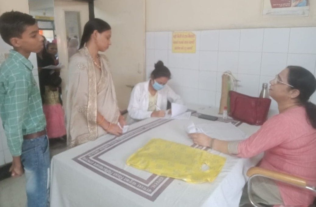 Hathras: Changing weather is making sick, hospitals are full of patients