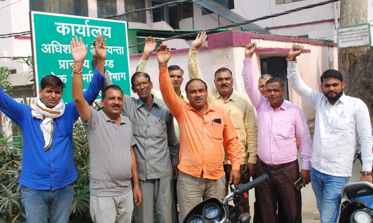 Hathras: Due to the boycott of the contractors, the work of potholes of the roads hanged