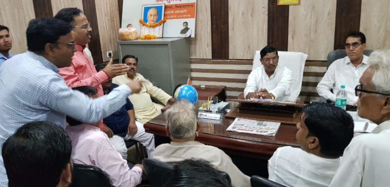 Hathras: BJP created a ruckus over the flaws in the voter list