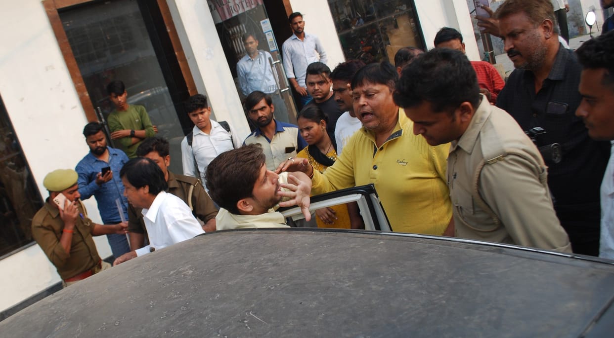 Hathras: People surrounded lakhs of cheaters by pretending to earn big money