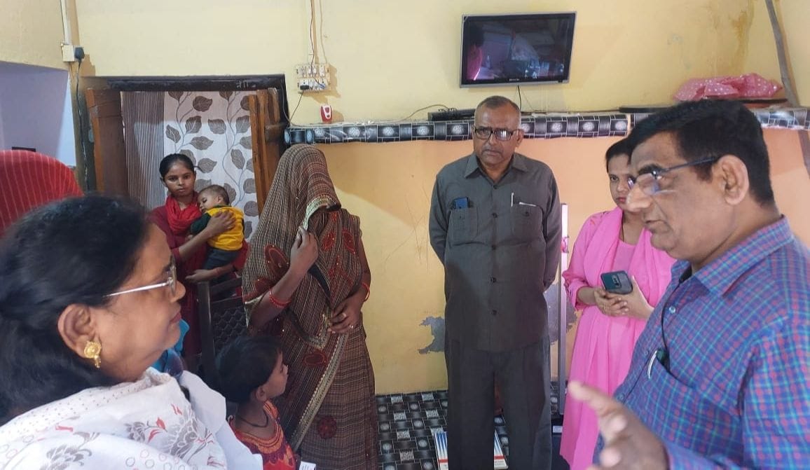 Etah: CMO reached Jisukhpur, got fever victims investigated