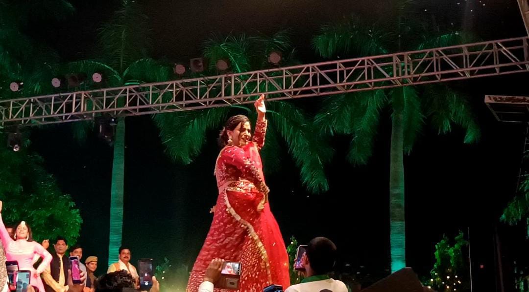Badlapur Festival jaunpur Angry Akshara Singh left stage after throwing stones audience created nuisance