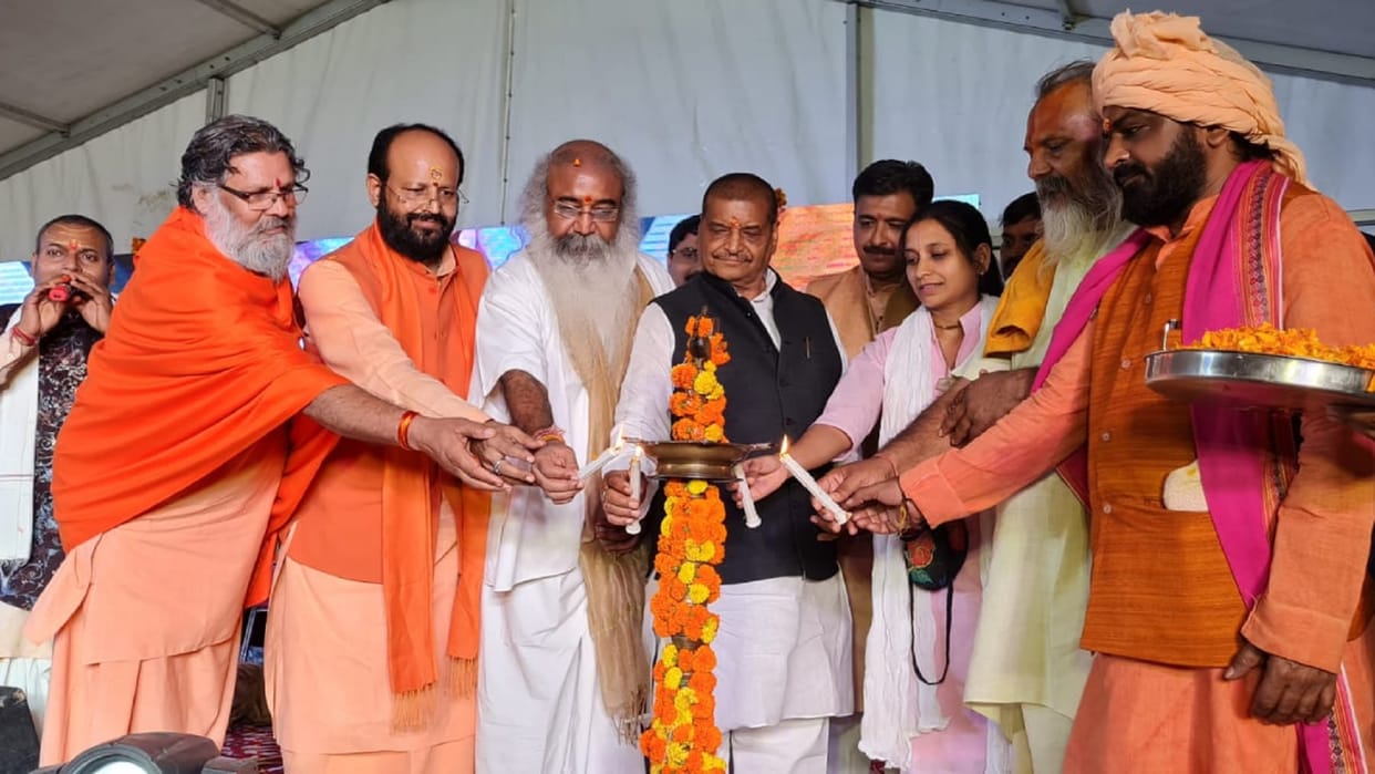 Sambhal Acharya Krishnam sitting on the main altar Shivpal Yadav also participated in the sacrifices made in t
