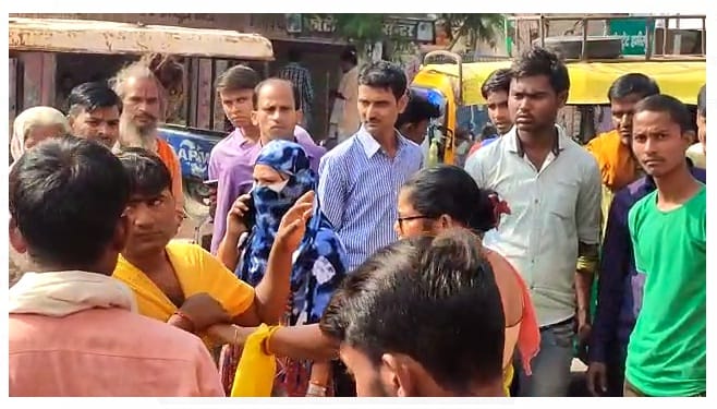 Wife beat husband with slippers at bus stand in Hamirpur