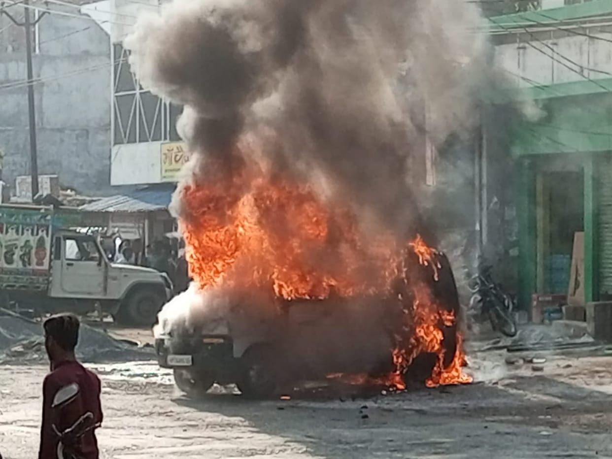 Massive fire in car after welding in Farrukhabad