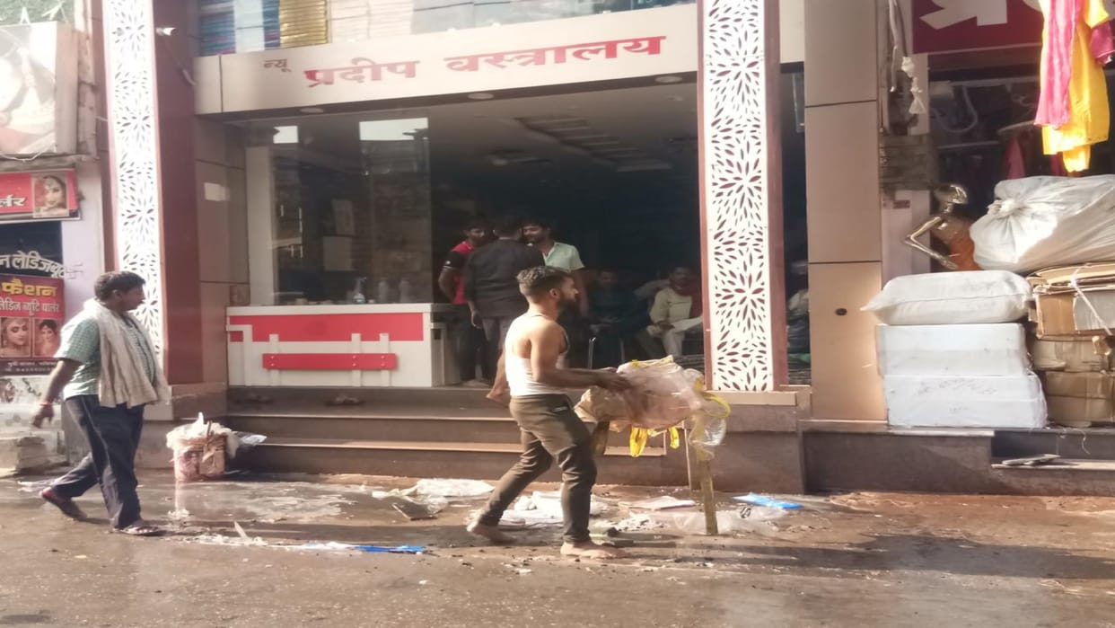 Fire in a clothes shop in Chandauli Thousands of expensive clothes destroyed, fire brigade team reached
