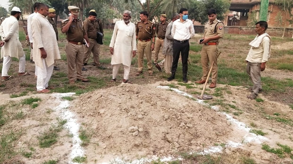 Police took out the dead body of Mukreem from the grave after 25 days in Shamli sent it for post-mortem