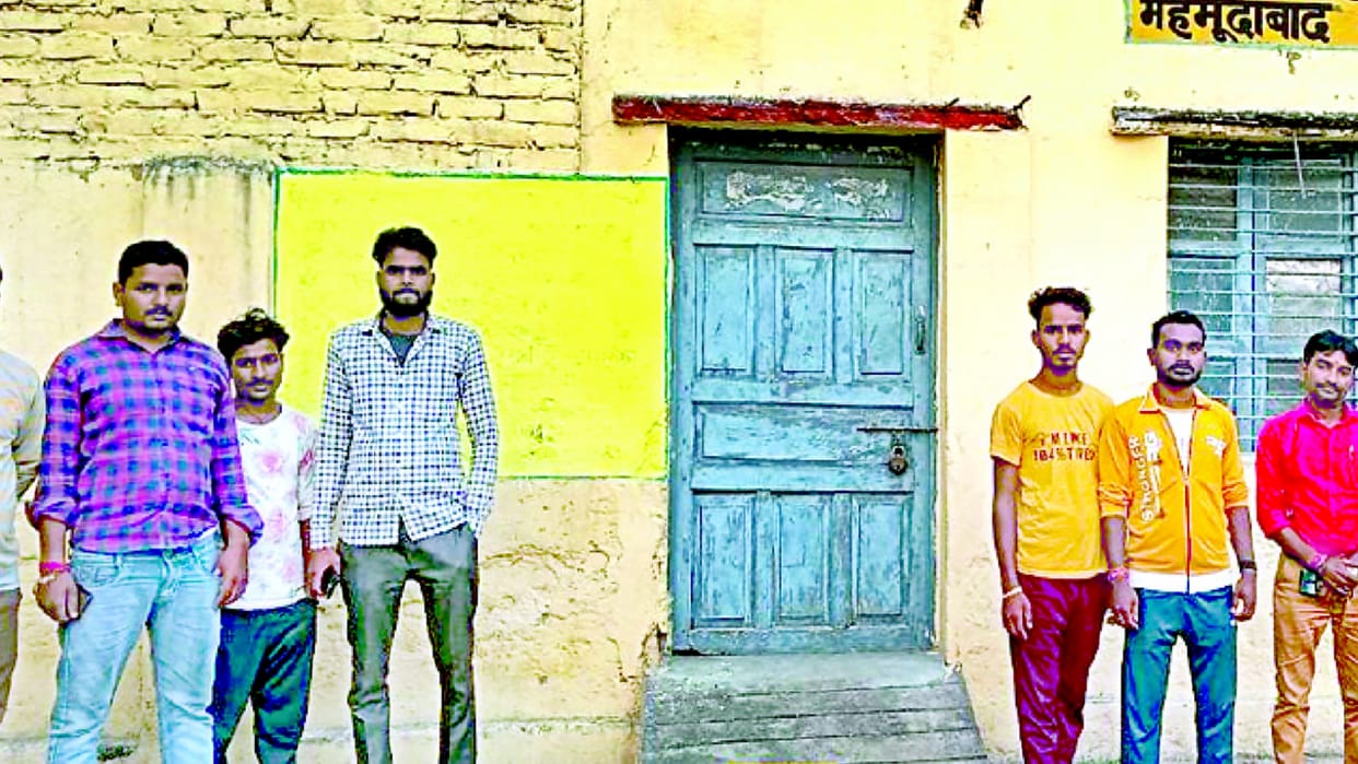 Voter list did not reach polling stations, people returnede in Sitapur.