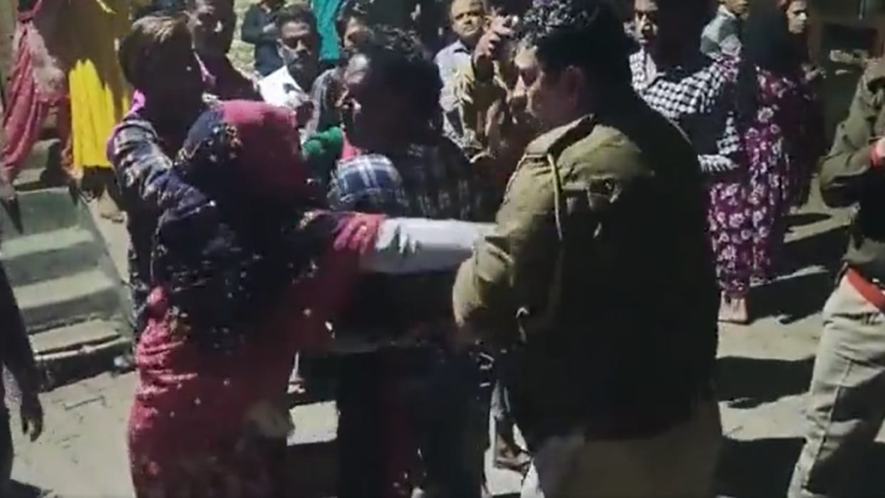 Ghaziyabad Dispute between two sides police attacked by bullies torn uniform