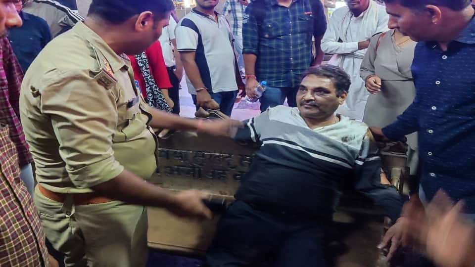 train passed over the passenger who fell from the platform grp inspector saved his life in mathura