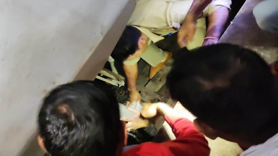train passed over the passenger who fell from the platform grp inspector saved his life in mathura