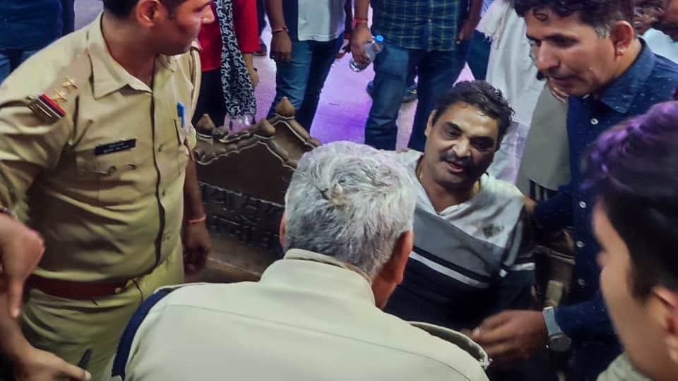 train passed over the passenger who fell from the platform grp inspector saved his life in mathura
