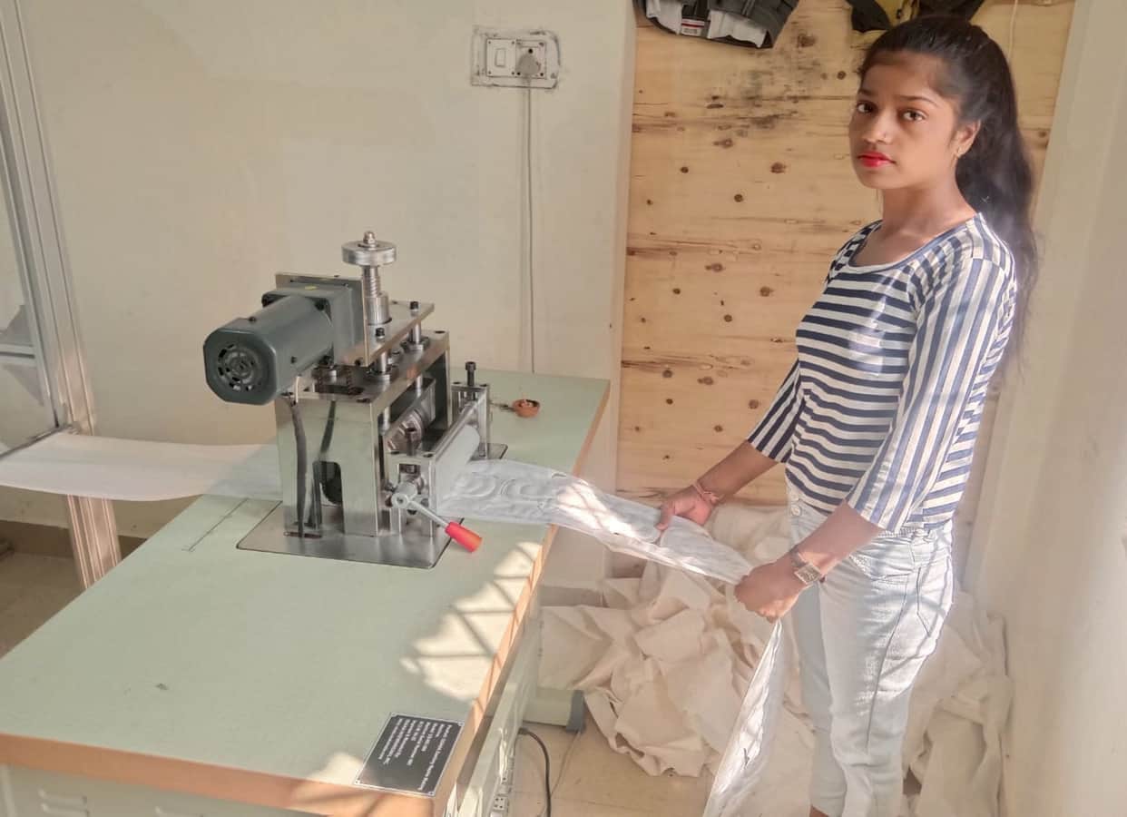 Class 12 student started Sanitary napkin unit raised business of one lakh rupees a month Uttarakhand news